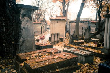 Paris, Fransa - 18 Kasım 2019: Pere Lachaise mezarlığında mezarlar ve mahzenler