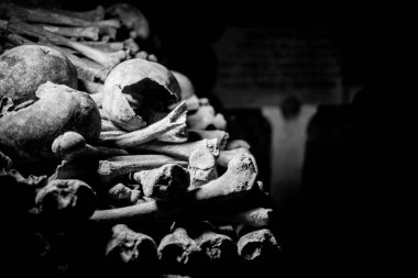 Paris Catacombs'ta kafatasları ve kemikler, Fransa.