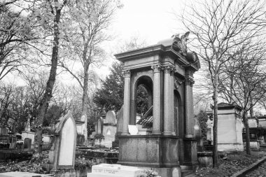 Paris, Fransa - 18 Kasım 2019: Pere Lachaise mezarlığında mezarlar ve mahzenler