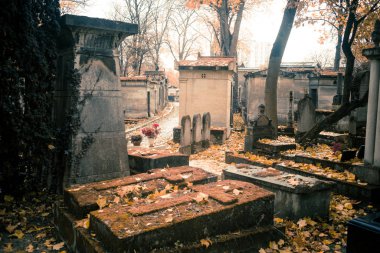 Paris, Fransa - 18 Kasım 2019: Pere Lachaise mezarlığında mezarlar ve mahzenler