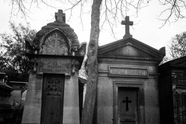 Paris, Fransa - 18 Kasım 2019: Pere Lachaise mezarlığında mezarlar ve mahzenler