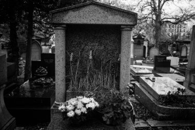 Paris, Fransa - 18 Kasım 2019: Pere Lachaise mezarlığında mezarlar ve mahzenler