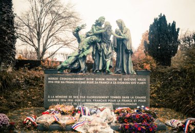 Paris, Fransa - 18 Kasım 2019: Pere Lachaise mezarlığında mezarlar ve mahzenler