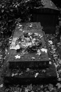 Paris, Fransa - 18 Kasım 2019: Pere Lachaise mezarlığında mezarlar ve mahzenler