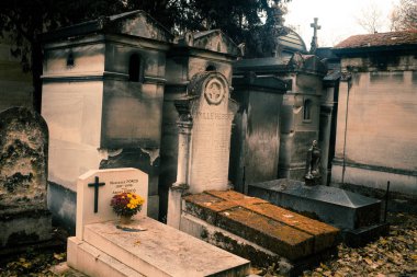 Paris, Fransa - 18 Kasım 2019: Pere Lachaise mezarlığında mezarlar ve mahzenler