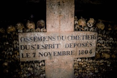 Paris Catacombs'ta kafatasları ve kemikler, Fransa.