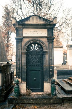 Paris, Fransa - 18 Kasım 2019: Pere Lachaise mezarlığında mezarlar ve mahzenler