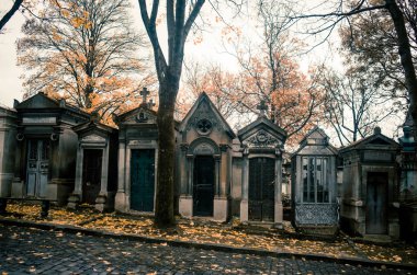 Paris, Fransa - 18 Kasım 2019: Pere Lachaise mezarlığında mezarlar ve mahzenler