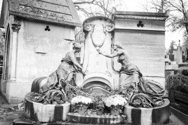 Paris, Fransa - 18 Kasım 2019: Pere Lachaise mezarlığında mezarlar ve mahzenler