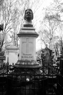 Paris, Fransa - 18 Kasım 2019: Pere Lachaise mezarlığında mezarlar ve mahzenler
