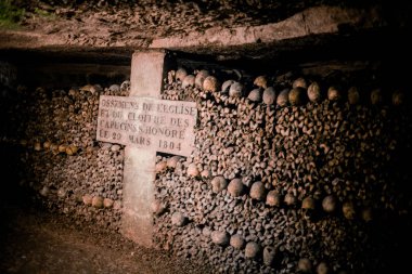 Paris Catacombs'ta kafatasları ve kemikler, Fransa.