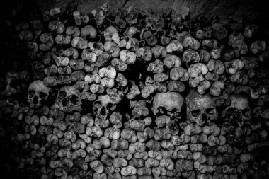 Paris Catacombs'ta kafatasları ve kemikler, Fransa.