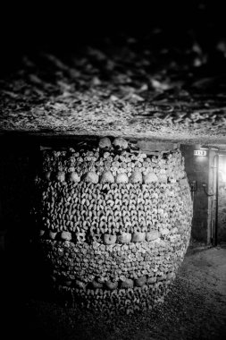 Paris Catacombs'ta kafatasları ve kemikler, Fransa.