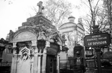 Paris, Fransa - 18 Kasım 2019: Pere Lachaise mezarlığında mezarlar ve mahzenler