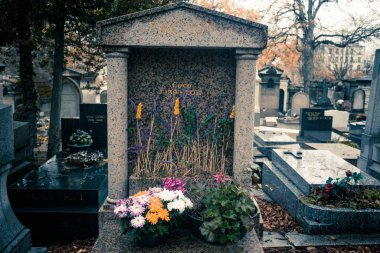 Paris, Fransa - 18 Kasım 2019: Pere Lachaise mezarlığında mezarlar ve mahzenler