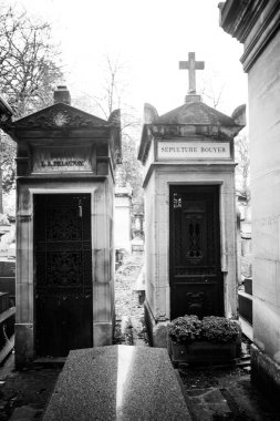 Paris, Fransa - 18 Kasım 2019: Pere Lachaise mezarlığında mezarlar ve mahzenler