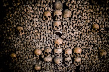 Paris Catacombs'ta kafatasları ve kemikler, Fransa.