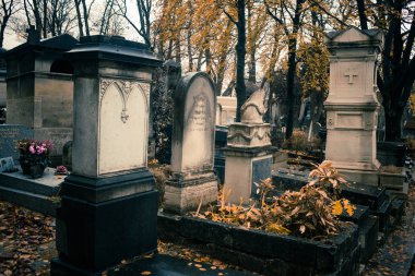 Paris, Fransa - 18 Kasım 2019: Pere Lachaise mezarlığında mezarlar ve mahzenler