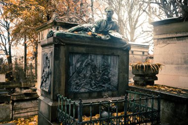 Paris, Fransa - 18 Kasım 2019: Pere Lachaise mezarlığında mezarlar ve mahzenler