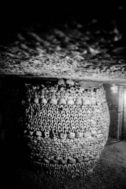 Paris Catacombs'ta kafatasları ve kemikler, Fransa.