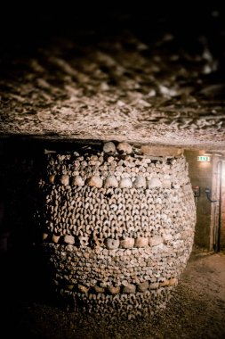 Paris Catacombs'ta kafatasları ve kemikler, Fransa.