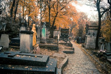 Paris, Fransa - 18 Kasım 2019: Pere Lachaise mezarlığında mezarlar ve mahzenler