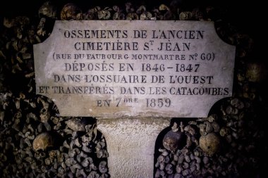 Paris Catacombs'ta kafatasları ve kemikler, Fransa.