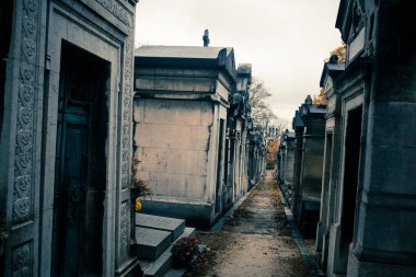 Paris, Fransa - 18 Kasım 2019: Pere Lachaise mezarlığında mezarlar ve mahzenler