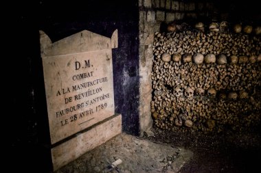 Paris Catacombs'ta kafatasları ve kemikler, Fransa.