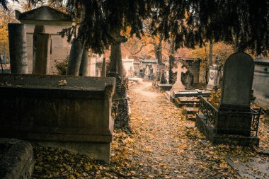 Paris, Fransa - 18 Kasım 2019: Pere Lachaise mezarlığında mezarlar ve mahzenler