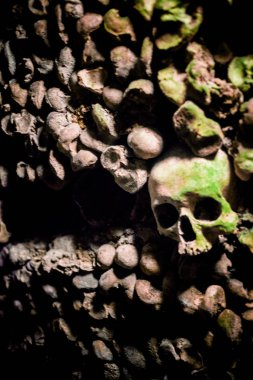 Paris Catacombs'ta kafatasları ve kemikler, Fransa.