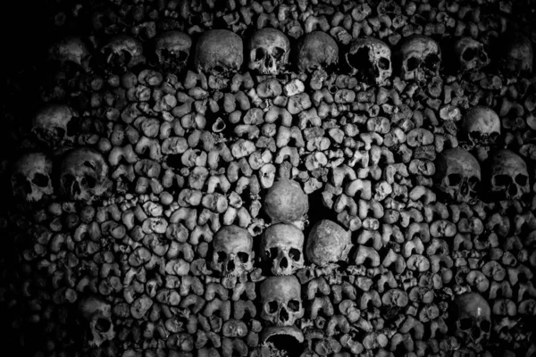 Paris Catacombs'ta kafatasları ve kemikler, Fransa.