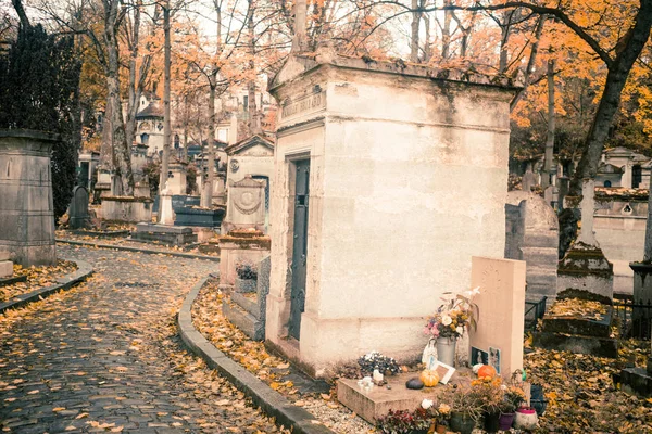Paris, Fransa - 18 Kasım 2019: Pere Lachaise mezarlığında mezarlar ve mahzenler