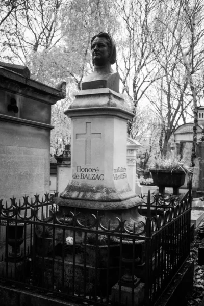 Paris, Fransa - 18 Kasım 2019: Honore de Balzac Mezarı