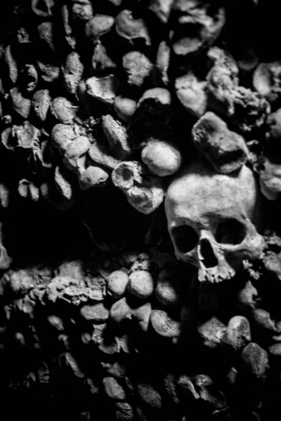 Paris Catacombs'ta kafatasları ve kemikler, Fransa.