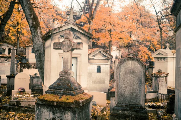 Paris, Fransa - 18 Kasım 2019: Pere Lachaise mezarlığında mezarlar ve mahzenler