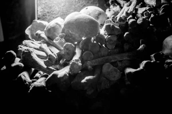 묘지의 두개골과 프랑스 — 스톡 사진