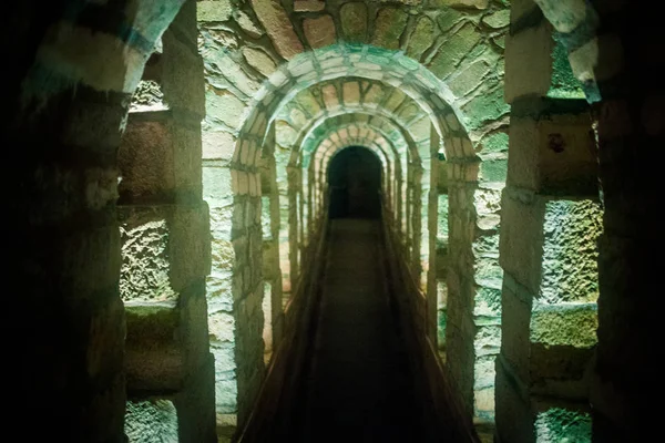 Paris Catacombs'ta kafatasları ve kemikler, Fransa.