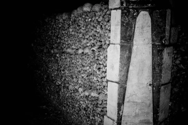 パリカタコンベの頭蓋骨と骨 フランス — ストック写真