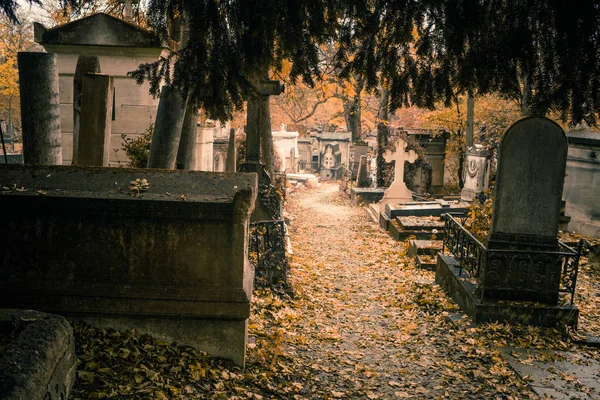 Paris, Fransa - 18 Kasım 2019: Pere Lachaise mezarlığında mezarlar ve mahzenler