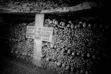 Paris Catacombs'ta kafatasları ve kemikler, Fransa.