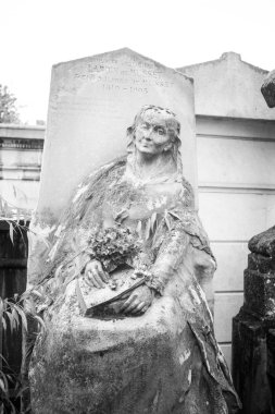 Paris, Fransa - 18 Kasım 2019: Pere Lachaise mezarlığında mezarlar ve mahzenler