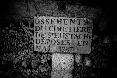 Paris Catacombs'ta kafatasları ve kemikler, Fransa.