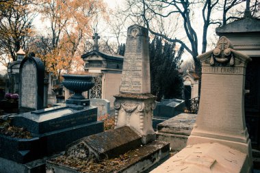 Paris, Fransa - 18 Kasım 2019: Pere Lachaise mezarlığında mezarlar ve mahzenler