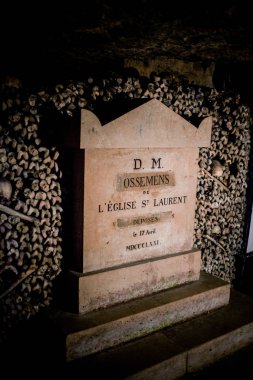 Paris Catacombs'ta kafatasları ve kemikler, Fransa.