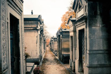 Paris, Fransa - 18 Kasım 2019: Pere Lachaise mezarlığında mezarlar ve mahzenler