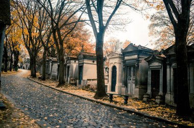 Paris, Fransa - 18 Kasım 2019: Pere Lachaise mezarlığında mezarlar ve mahzenler