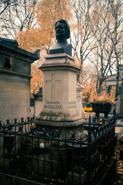Paris, Fransa - 18 Kasım 2019: Honore de Balzac Mezarı