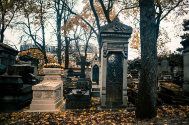 Paris, Fransa - 18 Kasım 2019: Pere Lachaise mezarlığında mezarlar ve mahzenler