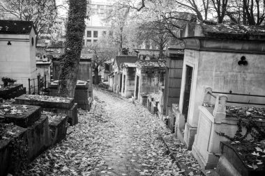 Paris, Fransa - 18 Kasım 2019: Pere Lachaise mezarlığında mezarlar ve mahzenler